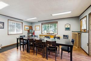 Gallery image of Crescent Lake Lookout in Rockaway Beach +18 photos