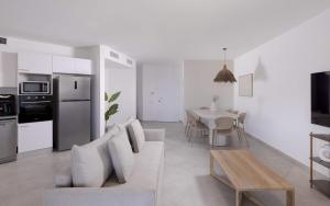 une cuisine et un salon avec un canapé et une table dans l'établissement נופש משפחתי באילת עם נוף לים האדום, à Eilat