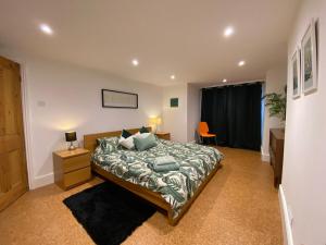 ein Schlafzimmer mit einem Bett, einem Schreibtisch und einem Stuhl in der Unterkunft Spacious Double Apartment in Folkestone with parking in Folkestone