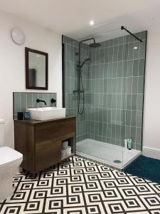 ein Badezimmer mit Badewanne, Waschbecken und Dusche in der Unterkunft Spacious Double Apartment in Folkestone with parking in Folkestone