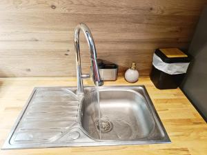 シャロン・アン・シャンパーニュにあるIdéal famille, proche gare et centre-ville, parking gratuitのカウンターの洗面台