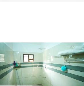 ein Bad mit einem Spiegel und ein Zimmer mit einem Bett in der Unterkunft Wayanadan Huts Entire First Floor Only in Sultan Bathery