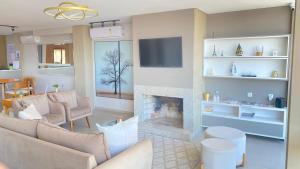 a living room with a couch and a fireplace at HOTEL BARLOS ADUANA in Uruguaiana