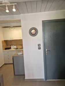 a room with a door and a kitchen with a counter at Small houses anna&sofos in Kardamaina