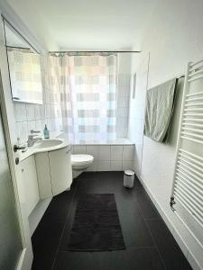 a bathroom with a sink and a toilet and a window at Kulinarik und Kultur vor der Tür in Zürich
