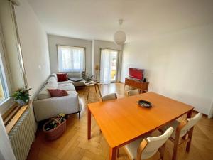a living room with a table and a couch at Kulinarik und Kultur vor der Tür in Zürich