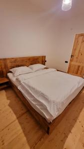 Postel nebo postele na pokoji v ubytování Nazani,apartment with 4 bedrooms,whole apartment,жильё целиком