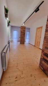 Kuchyň nebo kuchyňský kout v ubytování Nazani,apartment with 4 bedrooms,whole apartment,жильё целиком