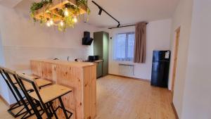 Kuchyň nebo kuchyňský kout v ubytování Nazani,apartment with 4 bedrooms,whole apartment,жильё целиком