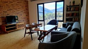 TV a/nebo společenská místnost v ubytování Nazani,apartment with 4 bedrooms,whole apartment,жильё целиком