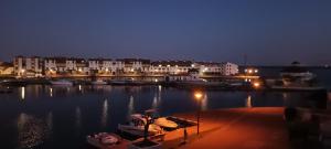 Výhled na řeku, která protéká v blízkosti apartmánu