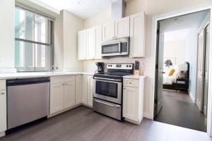 Η κουζίνα ή μικρή κουζίνα στο Downtown Luxury 1BR Pets Welcome Washer and Dryer in Building