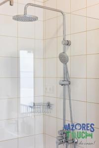 eine Dusche im Bad mit zwei Leuchten in der Unterkunft Hostel Casa São Pedro in Angra do Heroísmo