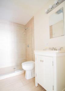 Ένα μπάνιο στο Airy Studio Downtown Boston Pet Friendly
