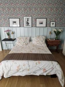 a bedroom with a bed and a wall with wallpaper at Art Deco Room Condesa Shared Apartment in Mexico City