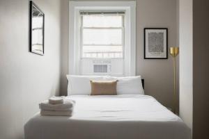 En eller flere senge i et værelse på Centrally located 1bed Newbury Street