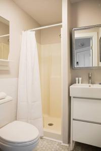 Et badeværelse på Centrally located 1bed Newbury Street