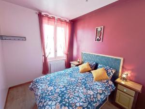 シャロン・アン・シャンパーニュにあるIdéal famille, proche gare et centre-ville, parking gratuitの赤い壁のベッドルーム1室(ベッド1台付)