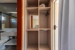 a glass closet with a mirror and a sink at Linda casa no condomínio Piri Living in Pirenópolis +7 photos