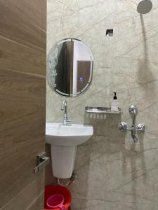Koupelna v ubytování Hotel Mathura Central inn Best Selling Hotel - Free Pick up from Railway Station - Best Rated Area - Unlimited 5g Internet