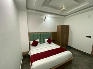 Postel nebo postele na pokoji v ubytování Hotel Mathura Central inn Best Selling Hotel - Free Pick up from Railway Station - Best Rated Area - Unlimited 5g Internet