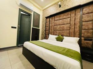 Postel nebo postele na pokoji v ubytování Hotel Mathura Central inn Best Selling Hotel - Free Pick up from Railway Station - Best Rated Area - Unlimited 5g Internet