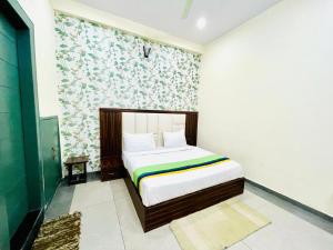 Postel nebo postele na pokoji v ubytování Hotel Mathura Central inn Best Selling Hotel - Free Pick up from Railway Station - Best Rated Area - Unlimited 5g Internet