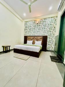 Postel nebo postele na pokoji v ubytování Hotel Mathura Central inn Best Selling Hotel - Free Pick up from Railway Station - Best Rated Area - Unlimited 5g Internet