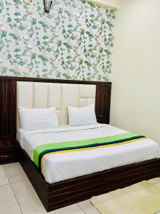 Postel nebo postele na pokoji v ubytování Hotel Mathura Central inn Best Selling Hotel - Free Pick up from Railway Station - Best Rated Area - Unlimited 5g Internet + 22 fotografií