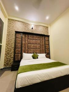 Postel nebo postele na pokoji v ubytování Hotel Mathura Central inn Best Selling Hotel - Free Pick up from Railway Station - Best Rated Area - Unlimited 5g Internet