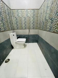 Koupelna v ubytování Hotel Mathura Central inn Best Selling Hotel - Free Pick up from Railway Station - Best Rated Area - Unlimited 5g Internet