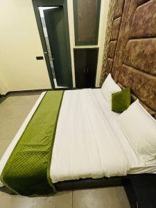 Postel nebo postele na pokoji v ubytování Hotel Mathura Central inn Best Selling Hotel - Free Pick up from Railway Station - Best Rated Area - Unlimited 5g Internet