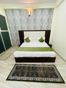 Postel nebo postele na pokoji v ubytování Hotel Mathura Central inn Best Selling Hotel - Free Pick up from Railway Station - Best Rated Area - Unlimited 5g Internet