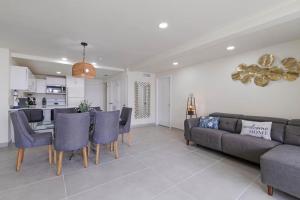 サウス・パドレ・アイランドにあるBahia Mar 160 Sun and Sand Escapeのソファとテーブルと椅子のあるリビングルーム