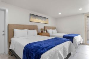 サウス・パドレ・アイランドにあるBahia Mar 160 Sun and Sand Escapeのベッドルーム1室(青と白のシーツが備わるベッド2台付) +53枚の写真