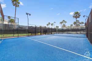サウス・パドレ・アイランドにあるBahia Mar 160 Sun and Sand Escapeのヤシの木が背景に広がるテニスコート