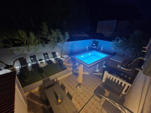 Bazén v ubytovaní Luxury apartment Duće with private pool alebo v jeho blízkosti