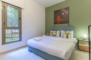 Кровать или кровати в номере Orano - Chic 2-Bedroom Apartment in Bsalim