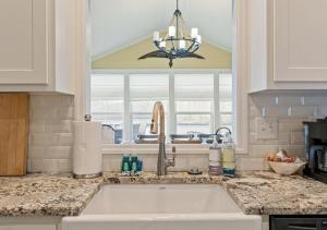un bancone della cucina con lavandino e finestra di Rare Flat Lot wBeautiful Views Dock Hot Tub a Winchester Altre 48 foto