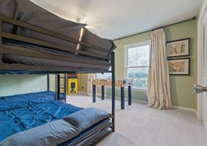 una camera con due letti a castello e un tavolo di Rare Flat Lot wBeautiful Views Dock Hot Tub a Winchester