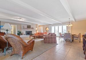 un soggiorno con un divano e un tavolo di Rare Flat Lot wBeautiful Views Dock Hot Tub a Winchester