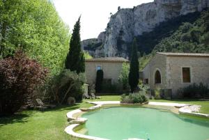 a house with a large swimming pool in a yard at Auberge Du Parc in Orgon