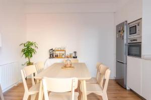 a kitchen and dining room with a table and chairs at Habitación privada en el centro de Bilbao in Bilbao