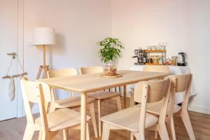 a dining room table and chairs with a plant on it at Habitación privada en el centro de Bilbao in Bilbao