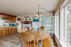 a kitchen and dining room with a wooden table at Beach Time Getaway in Lincoln City +29 photos