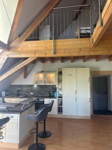 HerrischriedFerienwohnung Style Natur Tier的一间厨房,配有白色橱柜和阁楼