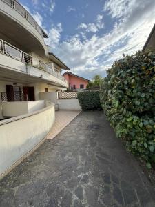 un passaggio pedonale davanti a un edificio con una siepe di Il Nido di Cervia a Cervia