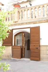 a building with a large wooden door in front at Corte De Tomasi- Centro storico in Gallipoli