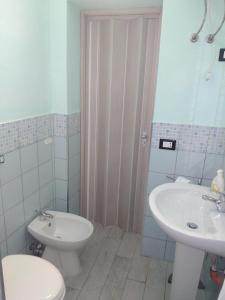 パレルモにあるCasa Ferdinando e Mariaのトイレと洗面台付きのバスルーム
