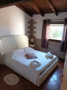 a bedroom with a bed with towels on it at Villa Déborah in Cuile Pazzoni